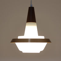 デンマーク製のペンダントライト、直径25cmです。ガラスシェードにチーク材とアルミのパーツを組み合わせた構造は、素材の質感を引き立てながら温かみのある北欧らしいデザインを感じさせます。ガラス越しに広がる柔らかな光は空間を優しく照らし、ダイニングやリビングの照明として心地よい雰囲気を演出します。経年によって深みを増したチーク材や金属部分の風合いはビンテージ品ならではの魅力であり、現行品にはない独自の存在感を楽しめる逸品です。