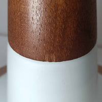 デンマーク製のペンダントライト、直径25cmです。ガラスシェードにチーク材とアルミのパーツを組み合わせた構造は、素材の質感を引き立てながら温かみのある北欧らしいデザインを感じさせます。ガラス越しに広がる柔らかな光は空間を優しく照らし、ダイニングやリビングの照明として心地よい雰囲気を演出します。経年によって深みを増したチーク材や金属部分の風合いはビンテージ品ならではの魅力であり、現行品にはない独自の存在感を楽しめる逸品です。