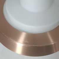 デンマーク製のペンダントライト、直径25cmです。ガラスシェードにチーク材とアルミのパーツを組み合わせた構造は、素材の質感を引き立てながら温かみのある北欧らしいデザインを感じさせます。ガラス越しに広がる柔らかな光は空間を優しく照らし、ダイニングやリビングの照明として心地よい雰囲気を演出します。経年によって深みを増したチーク材や金属部分の風合いはビンテージ品ならではの魅力であり、現行品にはない独自の存在感を楽しめる逸品です。