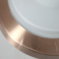 デンマーク製のペンダントライト、直径25cmです。ガラスシェードにチーク材とアルミのパーツを組み合わせた構造は、素材の質感を引き立てながら温かみのある北欧らしいデザインを感じさせます。ガラス越しに広がる柔らかな光は空間を優しく照らし、ダイニングやリビングの照明として心地よい雰囲気を演出します。経年によって深みを増したチーク材や金属部分の風合いはビンテージ品ならではの魅力であり、現行品にはない独自の存在感を楽しめる逸品です。