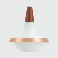 デンマーク製のペンダントライト、直径25cmです。ガラスシェードにチーク材とアルミのパーツを組み合わせた構造は、素材の質感を引き立てながら温かみのある北欧らしいデザインを感じさせます。ガラス越しに広がる柔らかな光は空間を優しく照らし、ダイニングやリビングの照明として心地よい雰囲気を演出します。経年によって深みを増したチーク材や金属部分の風合いはビンテージ品ならではの魅力であり、現行品にはない独自の存在感を楽しめる逸品です。