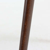 デンマークのデザイナー、Kai Kristiansen(カイ・クリスチャンセン)による「コンパスチェア」。SVA Mobler社より製造された代表作のひとつです。名の通りコンパスの脚を思わせる美しい角度を持つフレーム構造が特徴で、木部にはステイン塗装された濃い色味のオーク材が使用されています。背もたれからアームへと流れるようなラインが柔らかく、身体を包み込むような快適な座り心地を実現。落ち着いたグレーの張地が空間に馴染みます。北欧デザインの美と機能が融合した名作チェアです。