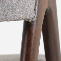 デンマークのデザイナー、Kai Kristiansen(カイ・クリスチャンセン)による「コンパスチェア」。SVA Mobler社より製造された代表作のひとつです。名の通りコンパスの脚を思わせる美しい角度を持つフレーム構造が特徴で、木部にはステイン塗装された濃い色味のオーク材が使用されています。背もたれからアームへと流れるようなラインが柔らかく、身体を包み込むような快適な座り心地を実現。落ち着いたグレーの張地が空間に馴染みます。北欧デザインの美と機能が融合した名作チェアです。