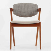 北欧より買い付けました。ハーフアームが特徴的なKai KristiansenデザインのNo42チェアは、デスクやダイニングテーブルに綺麗に収納する事が出来ます。現在復刻品が出ておりますが、チーク材フレームは復刻されておらず、希少な商品です。座面と背もたれは、内部のウレタンを厚みのある物に交換後、新しい生地で張替えておりますので快適な座り心地です。