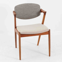 北欧より買い付けました。ハーフアームが特徴的なKai KristiansenデザインのNo42チェアは、デスクやダイニングテーブルに綺麗に収納する事が出来ます。現在復刻品が出ておりますが、チーク材フレームは復刻されておらず、希少な商品です。座面と背もたれは、内部のウレタンを厚みのある物に交換後、新しい生地で張替えておりますので快適な座り心地です。