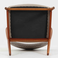 北欧より買い付けました。ハーフアームが特徴的なKai KristiansenデザインのNo42チェアは、デスクやダイニングテーブルに綺麗に収納する事が出来ます。現在復刻品が出ておりますが、チーク材フレームは復刻されておらず、希少な商品です。座面と背もたれは、内部のウレタンを厚みのある物に交換後、新しい生地で張替えておりますので快適な座り心地です。