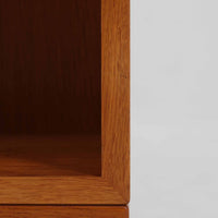 Borge Mogensen(ボーエ・モーエンセン)によるFDB社製のブックシェルフです。良質なオーク材で、温かみのある色合いと堅牢な造りが魅力です。幅122cmのワイドなサイズで、書籍や雑誌の収納はもちろん、オブジェやコレクションのディスプレイにも適しています。シンプルで直線的なフォルムは北欧家具らしい機能美を感じさせ、経年によって増した深い色艶がビンテージならではの存在感を放ちます。書斎やリビングにおいて実用性と美観を兼ね備えた一台です。