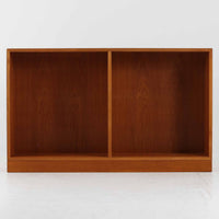 Borge Mogensen(ボーエ・モーエンセン)によるFDB社製のブックシェルフです。良質なオーク材で、温かみのある色合いと堅牢な造りが魅力です。幅122cmのワイドなサイズで、書籍や雑誌の収納はもちろん、オブジェやコレクションのディスプレイにも適しています。シンプルで直線的なフォルムは北欧家具らしい機能美を感じさせ、経年によって増した深い色艶がビンテージならではの存在感を放ちます。書斎やリビングにおいて実用性と美観を兼ね備えた一台です。