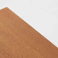 Borge Mogensen(ボーエ・モーエンセン)によるFDB社製のブックシェルフです。良質なオーク材で、温かみのある色合いと堅牢な造りが魅力です。幅122cmのワイドなサイズで、書籍や雑誌の収納はもちろん、オブジェやコレクションのディスプレイにも適しています。シンプルで直線的なフォルムは北欧家具らしい機能美を感じさせ、経年によって増した深い色艶がビンテージならではの存在感を放ちます。書斎やリビングにおいて実用性と美観を兼ね備えた一台です。