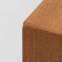 Borge Mogensen(ボーエ・モーエンセン)によるFDB社製のブックシェルフです。良質なオーク材で、温かみのある色合いと堅牢な造りが魅力です。幅122cmのワイドなサイズで、書籍や雑誌の収納はもちろん、オブジェやコレクションのディスプレイにも適しています。シンプルで直線的なフォルムは北欧家具らしい機能美を感じさせ、経年によって増した深い色艶がビンテージならではの存在感を放ちます。書斎やリビングにおいて実用性と美観を兼ね備えた一台です。