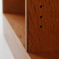 Borge Mogensen(ボーエ・モーエンセン)によるFDB社製のブックシェルフです。良質なオーク材で、温かみのある色合いと堅牢な造りが魅力です。幅122cmのワイドなサイズで、書籍や雑誌の収納はもちろん、オブジェやコレクションのディスプレイにも適しています。シンプルで直線的なフォルムは北欧家具らしい機能美を感じさせ、経年によって増した深い色艶がビンテージならではの存在感を放ちます。書斎やリビングにおいて実用性と美観を兼ね備えた一台です。