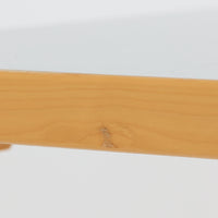 Alvar AaltoがデザインしArtek社より製造されたこちらのダイニングテーブルは、天板に落ち着いたグレートーンのリノリウム、脚部に美しい木肌のバーチ材を用いた北欧モダンデザインの名作で、L字型に曲げられた脚部がアアルトらしい柔らかな造形美を感じさせます。幅120cmの使い勝手のよいサイズ感で、ダイニングやワークスペースにもしっくりと馴染み、天板裏面には脚の付け替え跡が見られ、アアルト製品が多く採用されていたデンマークの公共施設で丁寧に使用されていた個体です。機能美と素材感のバランスに優れた一台です。