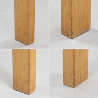 Alvar AaltoがデザインしArtek社より製造されたこちらのダイニングテーブルは、天板に落ち着いたグレートーンのリノリウム、脚部に美しい木肌のバーチ材を用いた北欧モダンデザインの名作で、L字型に曲げられた脚部がアアルトらしい柔らかな造形美を感じさせます。幅120cmの使い勝手のよいサイズ感で、ダイニングやワークスペースにもしっくりと馴染み、天板裏面には脚の付け替え跡が見られ、アアルト製品が多く採用されていたデンマークの公共施設で丁寧に使用されていた個体です。機能美と素材感のバランスに優れた一台です。