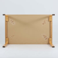 Alvar AaltoがデザインしArtek社より製造されたこちらのダイニングテーブルは、天板に落ち着いたグレートーンのリノリウム、脚部に美しい木肌のバーチ材を用いた北欧モダンデザインの名作で、L字型に曲げられた脚部がアアルトらしい柔らかな造形美を感じさせます。幅120cmの使い勝手のよいサイズ感で、ダイニングやワークスペースにもしっくりと馴染み、天板裏面には脚の付け替え跡が見られ、アアルト製品が多く採用されていたデンマークの公共施設で丁寧に使用されていた個体です。機能美と素材感のバランスに優れた一台です。