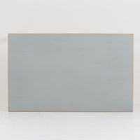 Alvar AaltoがデザインしArtek社より製造されたこちらのダイニングテーブルは、天板に落ち着いたグレートーンのリノリウム、脚部に美しい木肌のバーチ材を用いた北欧モダンデザインの名作で、L字型に曲げられた脚部がアアルトらしい柔らかな造形美を感じさせます。幅120cmの使い勝手のよいサイズ感で、ダイニングやワークスペースにもしっくりと馴染み、天板裏面には脚の付け替え跡が見られ、アアルト製品が多く採用されていたデンマークの公共施設で丁寧に使用されていた個体です。機能美と素材感のバランスに優れた一台です。