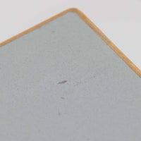 Alvar AaltoがデザインしArtek社より製造されたこちらのダイニングテーブルは、天板に落ち着いたグレートーンのリノリウム、脚部に美しい木肌のバーチ材を用いた北欧モダンデザインの名作で、L字型に曲げられた脚部がアアルトらしい柔らかな造形美を感じさせます。幅120cmの使い勝手のよいサイズ感で、ダイニングやワークスペースにもしっくりと馴染み、天板裏面には脚の付け替え跡が見られ、アアルト製品が多く採用されていたデンマークの公共施設で丁寧に使用されていた個体です。機能美と素材感のバランスに優れた一台です。