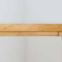 Alvar AaltoがデザインしArtek社より製造されたこちらのダイニングテーブルは、天板に落ち着いたグレートーンのリノリウム、脚部に美しい木肌のバーチ材を用いた北欧モダンデザインの名作で、L字型に曲げられた脚部がアアルトらしい柔らかな造形美を感じさせます。幅120cmの使い勝手のよいサイズ感で、ダイニングやワークスペースにもしっくりと馴染み、天板裏面には脚の付け替え跡が見られ、アアルト製品が多く採用されていたデンマークの公共施設で丁寧に使用されていた個体です。機能美と素材感のバランスに優れた一台です。