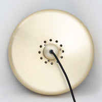 Vitrika社製のペンダントライト「Gogo」です。直径30cmのサイズで、アルミ素材のシェードを段階的に重ねたデザインが特徴的です。光源を巧みに覆い隠しながらも、上下に柔らかく光を広げる構造により、落ち着いた雰囲気を演出します。真鍮のようなゴールド調の質感が高級感を加え、ビンテージならではの風合いと存在感を楽しめます。コンパクトながらも印象的なデザインで、ダイニングや玄関、書斎など多様なシーンに適した照明です。