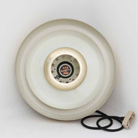 Vitrika社製のペンダントライト「Gogo」です。直径30cmのサイズで、アルミ素材のシェードを段階的に重ねたデザインが特徴的です。光源を巧みに覆い隠しながらも、上下に柔らかく光を広げる構造により、落ち着いた雰囲気を演出します。真鍮のようなゴールド調の質感が高級感を加え、ビンテージならではの風合いと存在感を楽しめます。コンパクトながらも印象的なデザインで、ダイニングや玄関、書斎など多様なシーンに適した照明です。