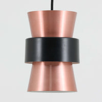 Jo HammerborgがFog & Morup社のためにデザインした直径14cmの小ぶりなペンダントライトです。アルミ製のシェードは上下に広がる砂時計のようなフォルムに、中央のブラックバンドがアクセントとなったモダンなデザイン。点灯時には光が上下にやわらかく広がり、陰影の美しい表情を見せます。コンパクトサイズのためダイニングで複数吊り下げての使用や、玄関・書斎のポイントライトとしても活躍。北欧ビンテージ照明ならではの洗練された存在感を放ちます。