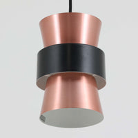 Jo HammerborgがFog & Morup社のためにデザインした直径14cmの小ぶりなペンダントライトです。アルミ製のシェードは上下に広がる砂時計のようなフォルムに、中央のブラックバンドがアクセントとなったモダンなデザイン。点灯時には光が上下にやわらかく広がり、陰影の美しい表情を見せます。コンパクトサイズのためダイニングで複数吊り下げての使用や、玄関・書斎のポイントライトとしても活躍。北欧ビンテージ照明ならではの洗練された存在感を放ちます。