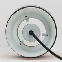 Jo HammerborgがFog & Morup社のためにデザインした直径14cmの小ぶりなペンダントライトです。アルミ製のシェードは上下に広がる砂時計のようなフォルムに、中央のブラックバンドがアクセントとなったモダンなデザイン。点灯時には光が上下にやわらかく広がり、陰影の美しい表情を見せます。コンパクトサイズのためダイニングで複数吊り下げての使用や、玄関・書斎のポイントライトとしても活躍。北欧ビンテージ照明ならではの洗練された存在感を放ちます。