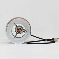 Jo HammerborgがFog & Morup社のためにデザインした直径14cmの小ぶりなペンダントライトです。アルミ製のシェードは上下に広がる砂時計のようなフォルムに、中央のブラックバンドがアクセントとなったモダンなデザイン。点灯時には光が上下にやわらかく広がり、陰影の美しい表情を見せます。コンパクトサイズのためダイニングで複数吊り下げての使用や、玄関・書斎のポイントライトとしても活躍。北欧ビンテージ照明ならではの洗練された存在感を放ちます。