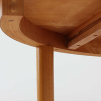 デンマークの老舗家具メーカー、Farstrup Mobler(ファストラップ・モブラー)による円形エクステンションダイニングテーブルです。オーク材の優しい色合いと美しい木目が際立ち、北欧家具らしい明るく軽やかな雰囲気を演出します。円形の天板は互いの距離が自然と近づき、家族や友人との会話が弾む柔らかな空間を生み出します。中央の拡張板を取り付けることで人数や用途に応じてサイズ調整が可能で、普段使いにも来客時にも活躍。テーパー脚のバランスが美しく、シンプルながらも洗練されたデザインが魅力です。温もりある素材感と丁寧な仕上げが、日常の食卓を心地よい時間へと導いてくれます。