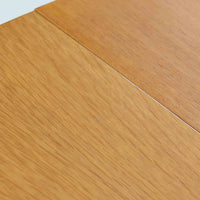 デンマークの老舗家具メーカー、Farstrup Mobler(ファストラップ・モブラー)による円形エクステンションダイニングテーブルです。オーク材の優しい色合いと美しい木目が際立ち、北欧家具らしい明るく軽やかな雰囲気を演出します。円形の天板は互いの距離が自然と近づき、家族や友人との会話が弾む柔らかな空間を生み出します。中央の拡張板を取り付けることで人数や用途に応じてサイズ調整が可能で、普段使いにも来客時にも活躍。テーパー脚のバランスが美しく、シンプルながらも洗練されたデザインが魅力です。温もりある素材感と丁寧な仕上げが、日常の食卓を心地よい時間へと導いてくれます。