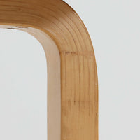 Alvar AaltoがデザインしArtek社より製造されたこちらのダイニングテーブルは、フィンランドモダニズムを象徴する一本。バーチ材の脚部に柔らかくカーブを描くLレッグ構造が取り入れられ、軽やかでありながらも高い強度を実現しています。天板は実用性に優れたホワイトラミネート仕上げで、幅150cmのゆとりあるサイズは家族での食卓やワークスペースにも最適です。機能美と普遍的な美しさを兼ね備えた、北欧ビンテージらしい逸品です。