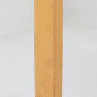 Alvar AaltoがデザインしArtek社より製造されたこちらのダイニングテーブルは、フィンランドモダニズムを象徴する一本。バーチ材の脚部に柔らかくカーブを描くLレッグ構造が取り入れられ、軽やかでありながらも高い強度を実現しています。天板は実用性に優れたホワイトラミネート仕上げで、幅150cmのゆとりあるサイズは家族での食卓やワークスペースにも最適です。機能美と普遍的な美しさを兼ね備えた、北欧ビンテージらしい逸品です。