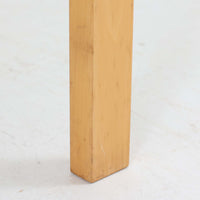 Alvar AaltoがデザインしArtek社より製造されたこちらのダイニングテーブルは、フィンランドモダニズムを象徴する一本。バーチ材の脚部に柔らかくカーブを描くLレッグ構造が取り入れられ、軽やかでありながらも高い強度を実現しています。天板は実用性に優れたホワイトラミネート仕上げで、幅150cmのゆとりあるサイズは家族での食卓やワークスペースにも最適です。幕板の一部に交換がありますが、アアルト製品が多く採用されていたデンマークの公共施設で丁寧に使用されていた個体です。