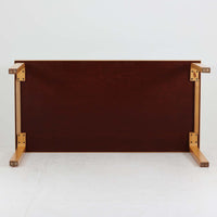 Alvar AaltoがデザインしArtek社より製造されたこちらのダイニングテーブルは、フィンランドモダニズムを象徴する一本。バーチ材の脚部に柔らかくカーブを描くLレッグ構造が取り入れられ、軽やかでありながらも高い強度を実現しています。天板は実用性に優れたホワイトラミネート仕上げで、幅150cmのゆとりあるサイズは家族での食卓やワークスペースにも最適です。幕板の一部に交換がありますが、アアルト製品が多く採用されていたデンマークの公共施設で丁寧に使用されていた個体です。