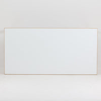 Alvar AaltoがデザインしArtek社より製造されたこちらのダイニングテーブルは、フィンランドモダニズムを象徴する一本。バーチ材の脚部に柔らかくカーブを描くLレッグ構造が取り入れられ、軽やかでありながらも高い強度を実現しています。天板は実用性に優れたホワイトラミネート仕上げで、幅150cmのゆとりあるサイズは家族での食卓やワークスペースにも最適です。機能美と普遍的な美しさを兼ね備えた、北欧ビンテージらしい逸品です。