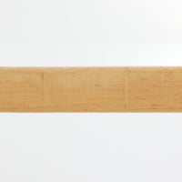 Alvar AaltoがデザインしArtek社より製造されたこちらのダイニングテーブルは、フィンランドモダニズムを象徴する一本。バーチ材の脚部に柔らかくカーブを描くLレッグ構造が取り入れられ、軽やかでありながらも高い強度を実現しています。天板は実用性に優れたホワイトラミネート仕上げで、幅150cmのゆとりあるサイズは家族での食卓やワークスペースにも最適です。機能美と普遍的な美しさを兼ね備えた、北欧ビンテージらしい逸品です。