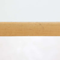 Alvar AaltoがデザインしArtek社より製造されたこちらのダイニングテーブルは、フィンランドモダニズムを象徴する一本。バーチ材の脚部に柔らかくカーブを描くLレッグ構造が取り入れられ、軽やかでありながらも高い強度を実現しています。天板は実用性に優れたホワイトラミネート仕上げで、幅150cmのゆとりあるサイズは家族での食卓やワークスペースにも最適です。幕板の一部に交換がありますが、アアルト製品が多く採用されていたデンマークの公共施設で丁寧に使用されていた個体です。