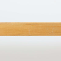 Alvar AaltoがデザインしArtek社より製造されたこちらのダイニングテーブルは、フィンランドモダニズムを象徴する一本。バーチ材の脚部に柔らかくカーブを描くLレッグ構造が取り入れられ、軽やかでありながらも高い強度を実現しています。天板は実用性に優れたホワイトラミネート仕上げで、幅150cmのゆとりあるサイズは家族での食卓やワークスペースにも最適です。機能美と普遍的な美しさを兼ね備えた、北欧ビンテージらしい逸品です。