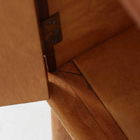 デンマーク製の小ぶりなキャビネットです。チーク材をメインに、オーク材やビーチ材を組み合わせることで、温かみのある色調と軽快な雰囲気を併せ持っています。左側は扉付き収納、右側には3杯の引き出しを備え、実用性とデザイン性を両立。丸みを帯びた取っ手や脚部のテーパーラインが北欧家具らしい柔らかな印象を与えます。幅63cmとコンパクトなサイズで、リビングや寝室、玄関など限られたスペースでも活躍する、ビンテージならではの風合いを持つ一台です。