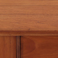 デンマーク製の小ぶりなキャビネットです。チーク材をメインに、オーク材やビーチ材を組み合わせることで、温かみのある色調と軽快な雰囲気を併せ持っています。左側は扉付き収納、右側には3杯の引き出しを備え、実用性とデザイン性を両立。丸みを帯びた取っ手や脚部のテーパーラインが北欧家具らしい柔らかな印象を与えます。幅63cmとコンパクトなサイズで、リビングや寝室、玄関など限られたスペースでも活躍する、ビンテージならではの風合いを持つ一台です。