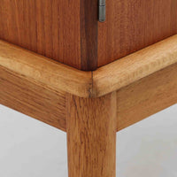 デンマーク製の小ぶりなキャビネットです。チーク材をメインに、オーク材やビーチ材を組み合わせることで、温かみのある色調と軽快な雰囲気を併せ持っています。左側は扉付き収納、右側には3杯の引き出しを備え、実用性とデザイン性を両立。丸みを帯びた取っ手や脚部のテーパーラインが北欧家具らしい柔らかな印象を与えます。幅63cmとコンパクトなサイズで、リビングや寝室、玄関など限られたスペースでも活躍する、ビンテージならではの風合いを持つ一台です。