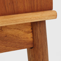 デンマーク製の小ぶりなキャビネットです。チーク材をメインに、オーク材やビーチ材を組み合わせることで、温かみのある色調と軽快な雰囲気を併せ持っています。左側は扉付き収納、右側には3杯の引き出しを備え、実用性とデザイン性を両立。丸みを帯びた取っ手や脚部のテーパーラインが北欧家具らしい柔らかな印象を与えます。幅63cmとコンパクトなサイズで、リビングや寝室、玄関など限られたスペースでも活躍する、ビンテージならではの風合いを持つ一台です。