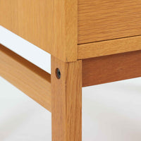 北欧らしい合理性と温もりを感じさせるスリムシェルフです。オーク材ならではの明るく素直な木目が全体に美しく広がり、経年によって落ち着いた表情へと変化しています。上部は抜け感のあるオープン棚構造で、書籍やオブジェ、器などを軽やかにディスプレイ可能。下部には4段の引き出しを備え、小物や生活用品をすっきりと収納できます。幅60cmのスリムな設計は、リビングや書斎、寝室など限られたスペースにも取り入れやすく、収納と飾る楽しみを両立できる北欧ビンテージならではの実用的な一台です。