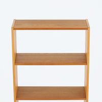 北欧らしい合理性と温もりを感じさせるスリムシェルフです。オーク材ならではの明るく素直な木目が全体に美しく広がり、経年によって落ち着いた表情へと変化しています。上部は抜け感のあるオープン棚構造で、書籍やオブジェ、器などを軽やかにディスプレイ可能。下部には4段の引き出しを備え、小物や生活用品をすっきりと収納できます。幅60cmのスリムな設計は、リビングや書斎、寝室など限られたスペースにも取り入れやすく、収納と飾る楽しみを両立できる北欧ビンテージならではの実用的な一台です。