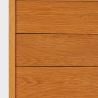 北欧らしい合理性と温もりを感じさせるスリムシェルフです。オーク材ならではの明るく素直な木目が全体に美しく広がり、経年によって落ち着いた表情へと変化しています。上部は抜け感のあるオープン棚構造で、書籍やオブジェ、器などを軽やかにディスプレイ可能。下部には4段の引き出しを備え、小物や生活用品をすっきりと収納できます。幅60cmのスリムな設計は、リビングや書斎、寝室など限られたスペースにも取り入れやすく、収納と飾る楽しみを両立できる北欧ビンテージならではの実用的な一台です。