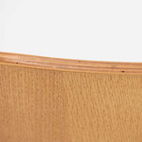 デンマークのメーカーLabofa製のデスクチェアは、オーク材の座面と背もたれにスチールベースを組み合わせた、シンプルかつ機能的な北欧ビンテージ家具です。座面と背面の高さ調整が可能で、キャスター付きの安定した5本脚構造により、オフィスやワークスペースでの実用性に優れています。木部のナチュラルな風合いとスチールの無骨さが調和し、経年変化により深みを増した質感が魅力です。北欧らしい洗練されたデザインと堅牢な作りが長く愛用できる一脚です。