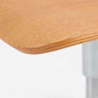 デンマークのメーカーLabofa製のデスクチェアは、オーク材の座面と背もたれにスチールベースを組み合わせた、シンプルかつ機能的な北欧ビンテージ家具です。座面と背面の高さ調整が可能で、キャスター付きの安定した5本脚構造により、オフィスやワークスペースでの実用性に優れています。木部のナチュラルな風合いとスチールの無骨さが調和し、経年変化により深みを増した質感が魅力です。北欧らしい洗練されたデザインと堅牢な作りが長く愛用できる一脚です。