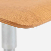 デンマークのメーカーLabofa製のデスクチェアは、オーク材の座面と背もたれにスチールベースを組み合わせた、シンプルかつ機能的な北欧ビンテージ家具です。座面と背面の高さ調整が可能で、キャスター付きの安定した5本脚構造により、オフィスやワークスペースでの実用性に優れています。木部のナチュラルな風合いとスチールの無骨さが調和し、経年変化により深みを増した質感が魅力です。北欧らしい洗練されたデザインと堅牢な作りが長く愛用できる一脚です。