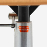 デンマークのメーカーLabofa製のデスクチェアは、オーク材の座面と背もたれにスチールベースを組み合わせた、シンプルかつ機能的な北欧ビンテージ家具です。座面と背面の高さ調整が可能で、キャスター付きの安定した5本脚構造により、オフィスやワークスペースでの実用性に優れています。木部のナチュラルな風合いとスチールの無骨さが調和し、経年変化により深みを増した質感が魅力です。北欧らしい洗練されたデザインと堅牢な作りが長く愛用できる一脚です。