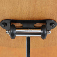 デンマークのメーカーLabofa製のデスクチェアは、オーク材の座面と背もたれにスチールベースを組み合わせた、シンプルかつ機能的な北欧ビンテージ家具です。座面と背面の高さ調整が可能で、キャスター付きの安定した5本脚構造により、オフィスやワークスペースでの実用性に優れています。木部のナチュラルな風合いとスチールの無骨さが調和し、経年変化により深みを増した質感が魅力です。北欧らしい洗練されたデザインと堅牢な作りが長く愛用できる一脚です。