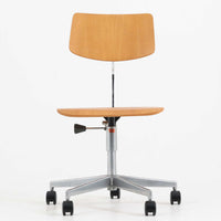 デンマークのメーカーLabofa製のデスクチェアは、オーク材の座面と背もたれにスチールベースを組み合わせた、シンプルかつ機能的な北欧ビンテージ家具です。座面と背面の高さ調整が可能で、キャスター付きの安定した5本脚構造により、オフィスやワークスペースでの実用性に優れています。木部のナチュラルな風合いとスチールの無骨さが調和し、経年変化により深みを増した質感が魅力です。北欧らしい洗練されたデザインと堅牢な作りが長く愛用できる一脚です。